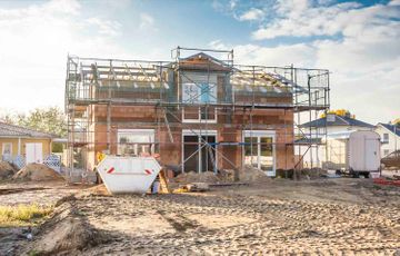 Einfamilienhaus im Rohbau mit Außengerüst